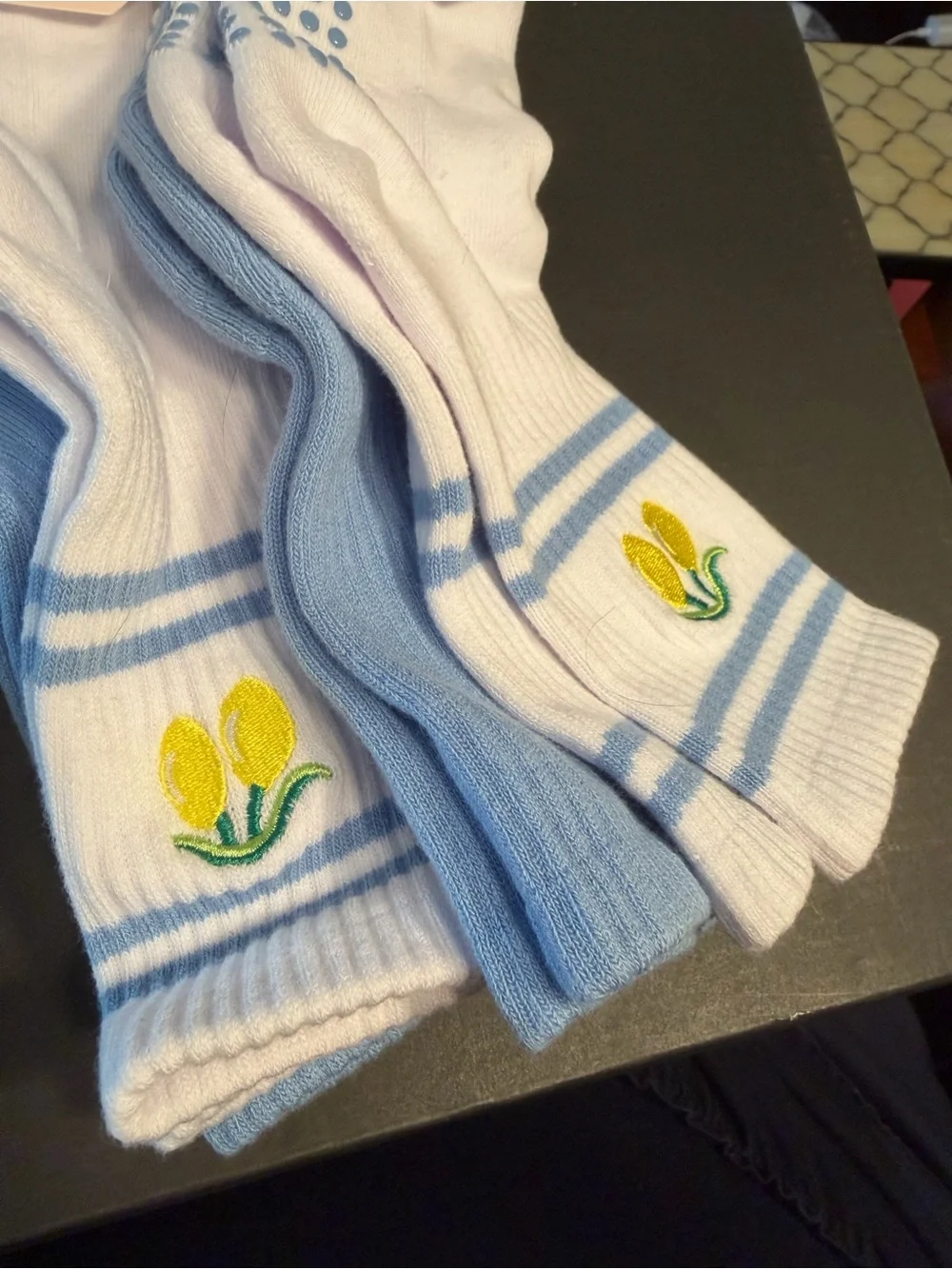 WILDFOX NWT 4 Pairs White Crew Grip Socks Lemon Embroidery & Light Blue Socks